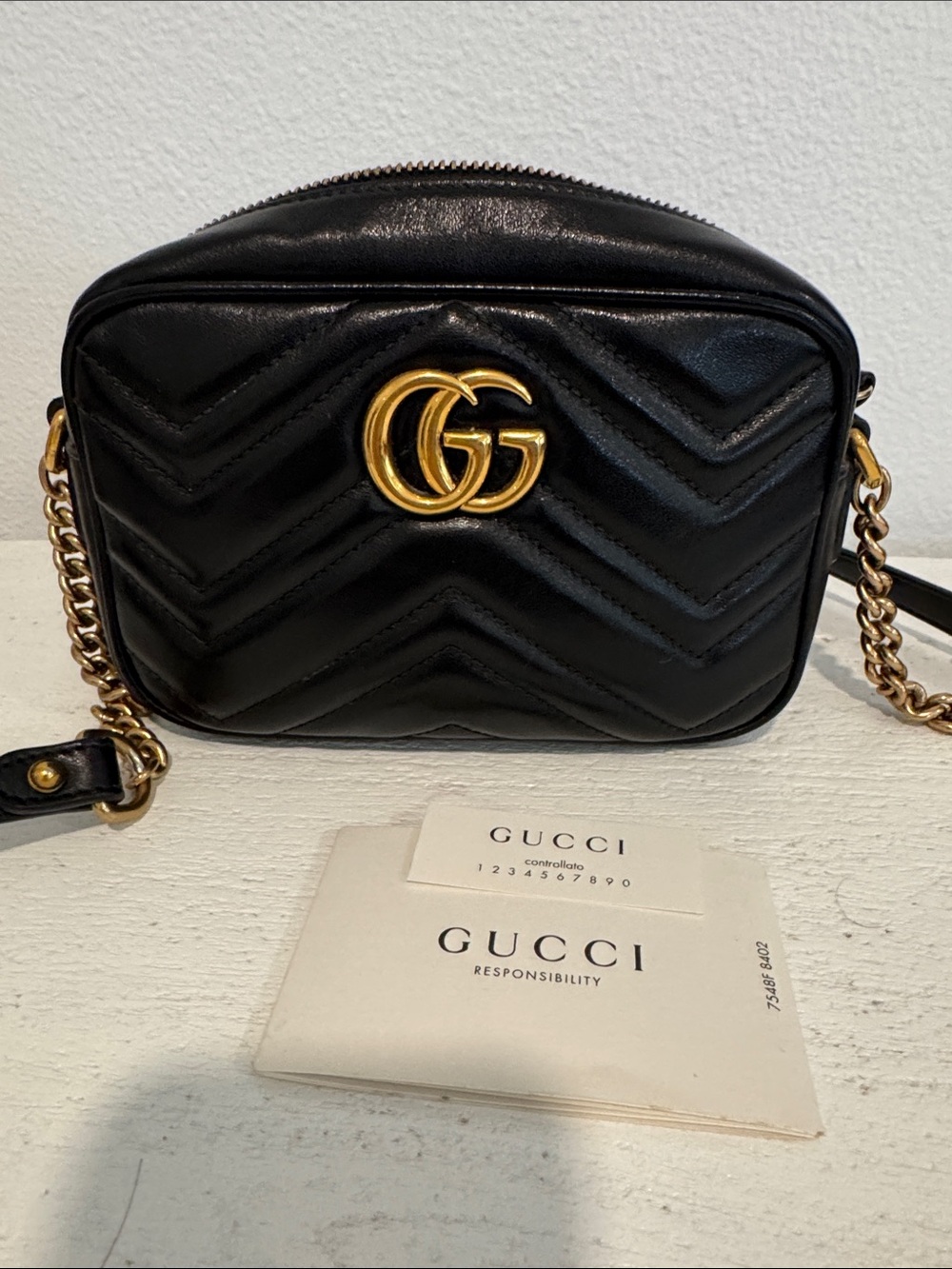 Pre-Owned Black Gucci Marmont Crossbody Bag.